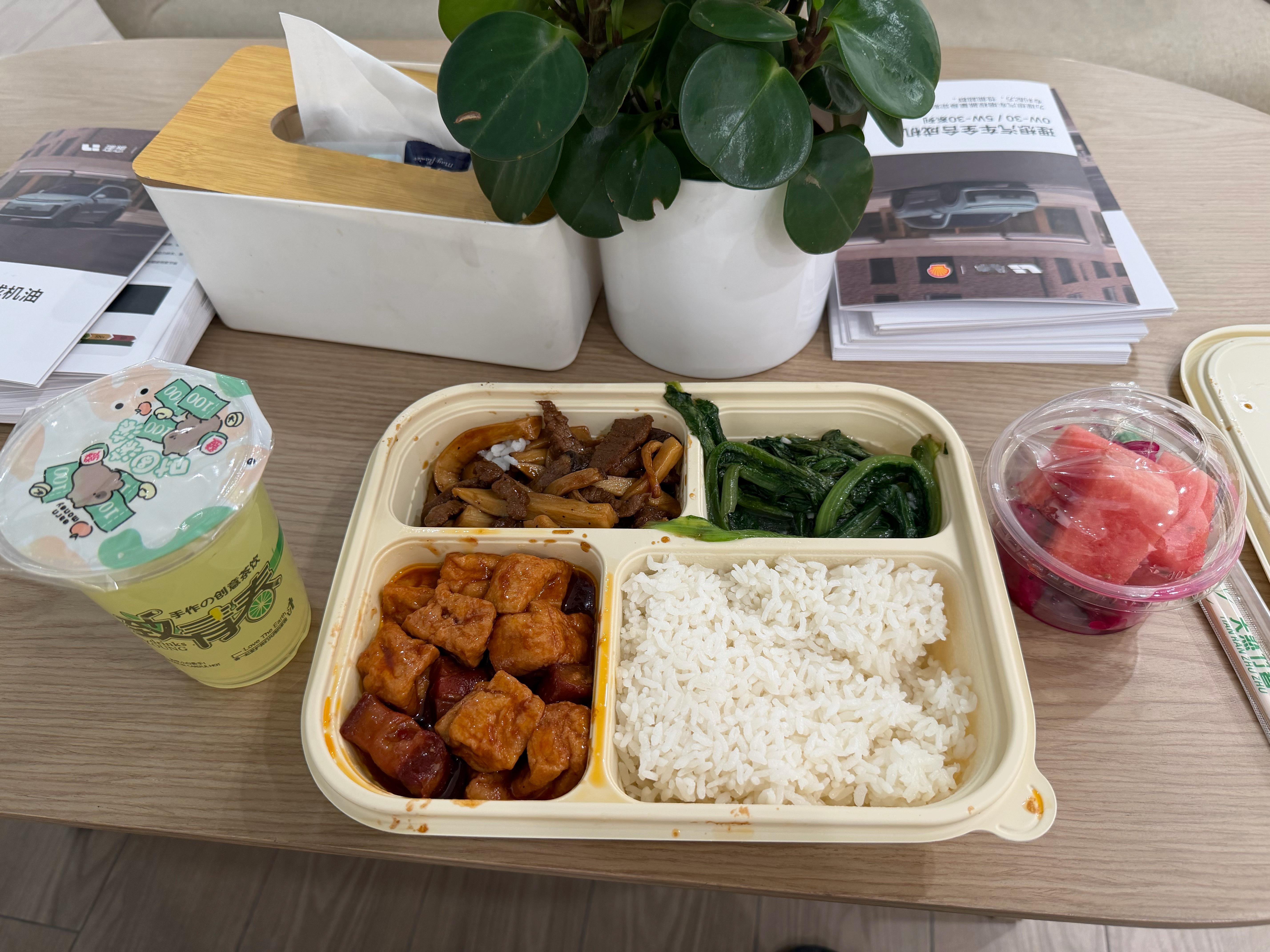 好久没到4s店蹭饭了，今天来试试理想，有肉有菜有水果，很满意[吃瓜]哦对了，记得