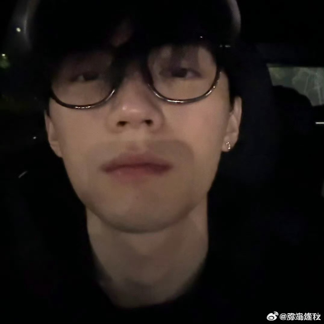 周翊然夏朝阳 zyr 周翊然生命缘始终保持眼底的星光，让每一段时光都满是美好与温