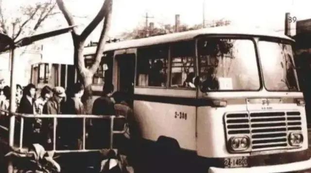 “你算老几？”西安市长为体验生活，跟老百姓一起挤公交，正巧遇上售票员趾高气扬地教