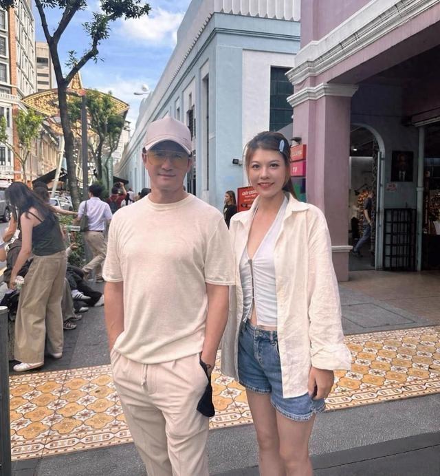 吴京夫妇马来西亚街头被偶遇，52岁硬汉状态太绝
 
事业上，吴京从功夫演员转型导