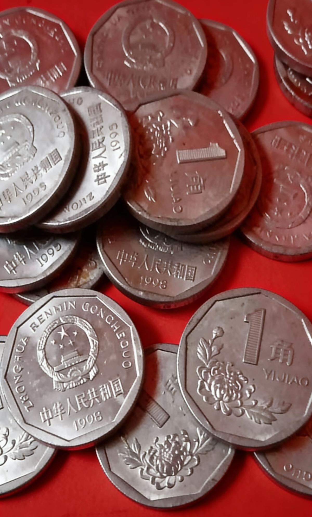 最近听闻有人收藏了百万枚菊花一角硬币，着实令人惊叹！菊花一角硬币发行于 1991