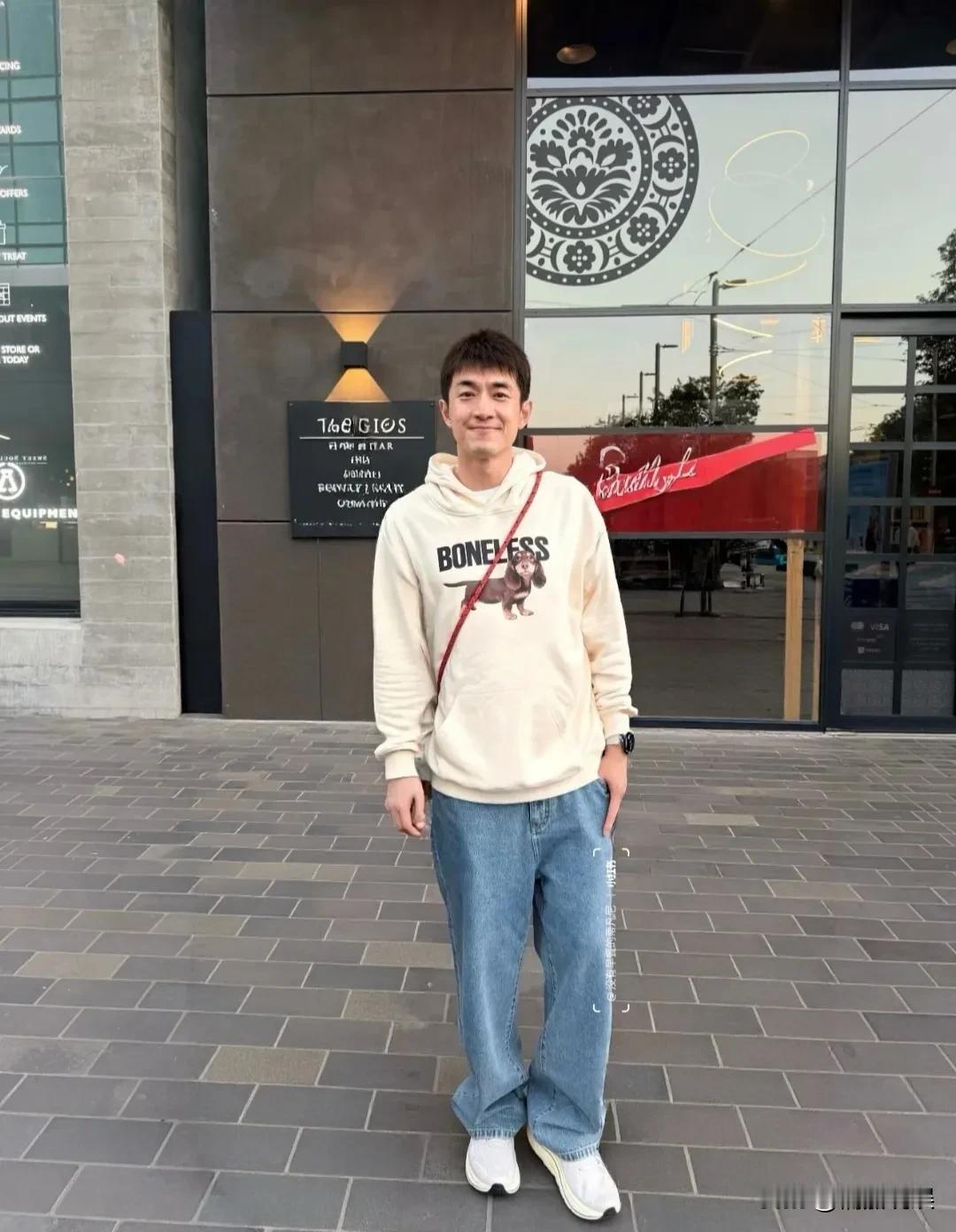 林更新现身新西兰的奥克兰，他这是来游玩，还是做准备做综艺《地球超新鲜》飞行嘉宾吗