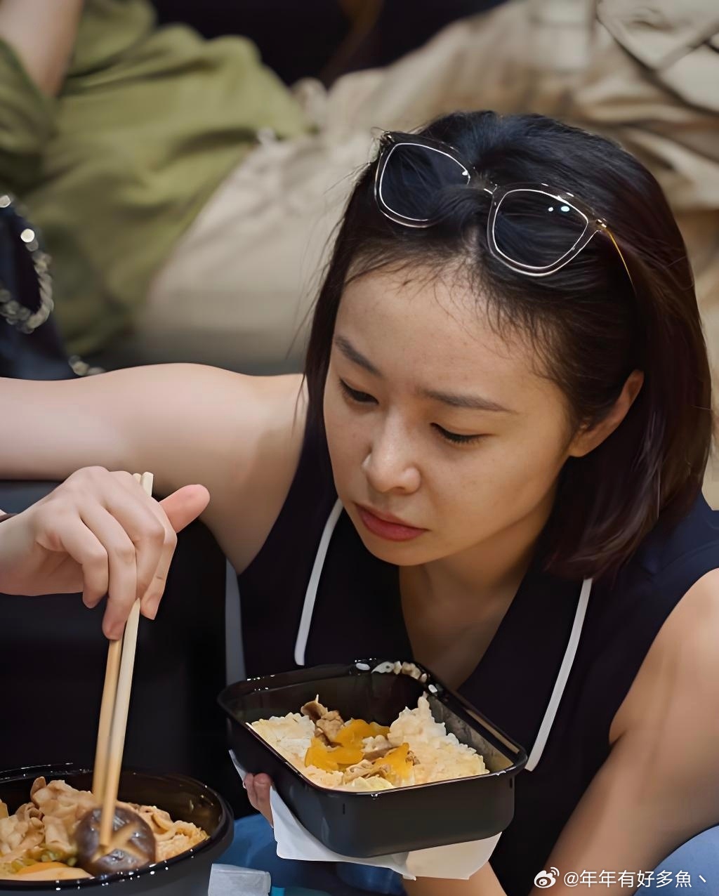 电视上看着一般般，真人巨漂亮，还很随和！ 