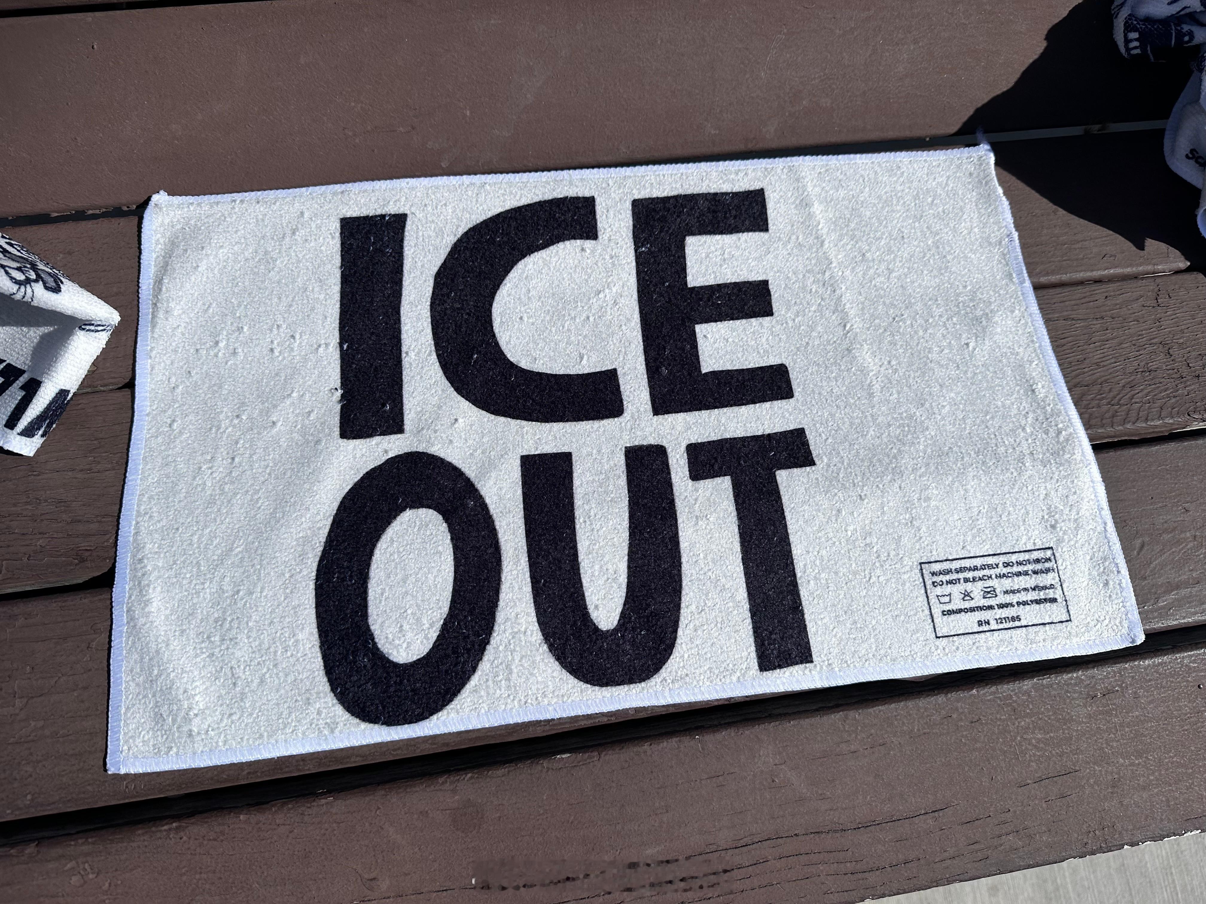 名为Contra-Ice的团体在Levi’s Stadium场外向球迷发放了黑白