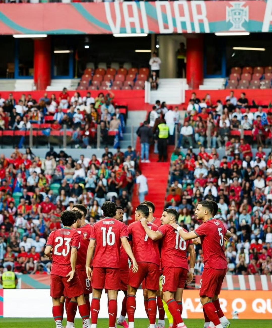 C罗被换下场2-1险胜！C罗全场状态低迷，错失良机后面露尴尬笑容，葡萄牙拿下热身