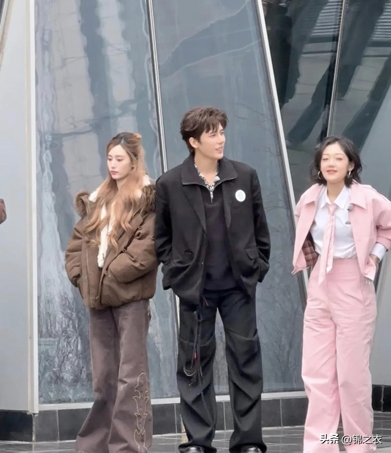 有网友说为什么我总是记不住徐艺洋的长相，其实我真的超级不脸盲。

我甚至走在路上