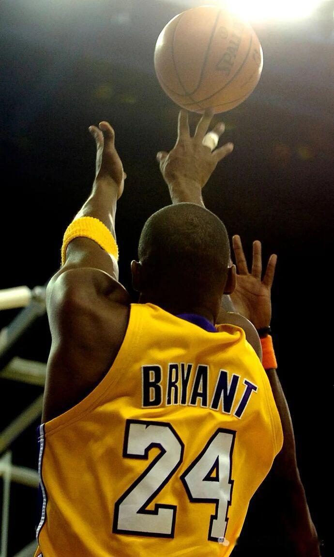 不奋斗，你的才华如何配得上你的任性。不奋斗，你的脚步如何赶得上父母老去的速度。不