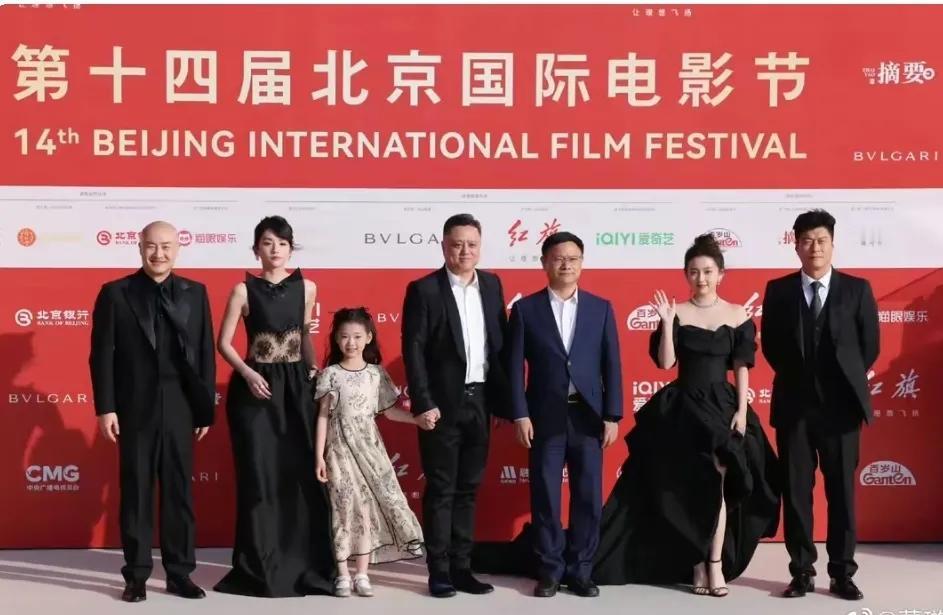 董璇女儿小酒窝
亮相第十四届北京国际电影节
在红毯上，七岁的小酒窝一点也不怕
颇