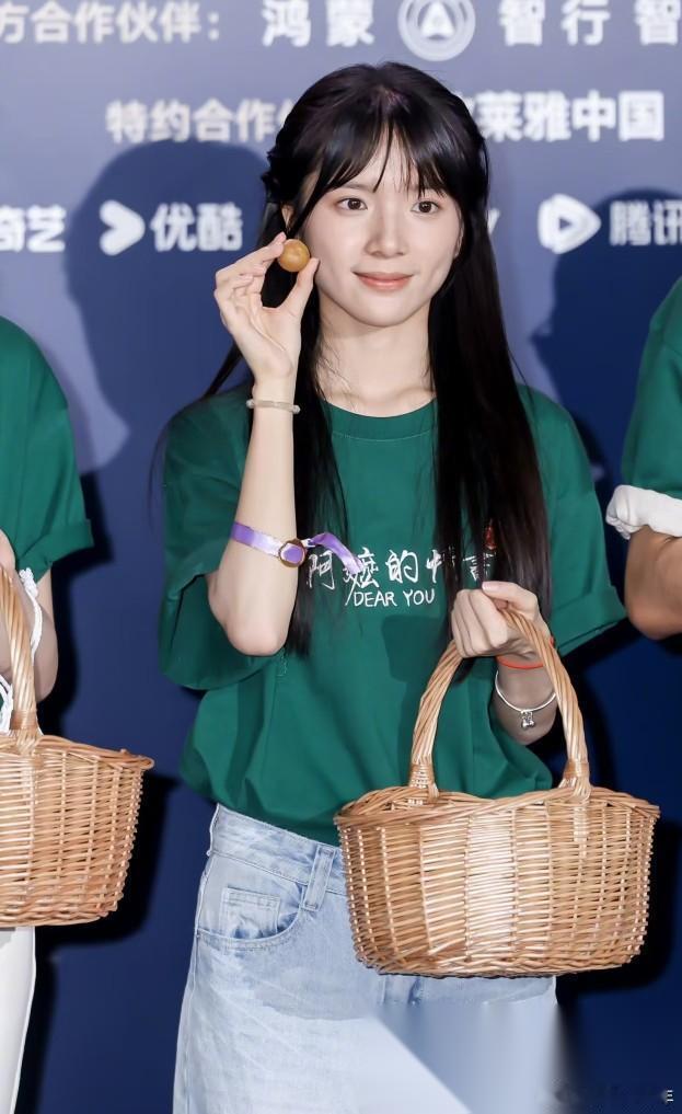 微博之夜上， 别的女星都美出了新高度， 只有一人与她们格格不入，就是这个带着作品