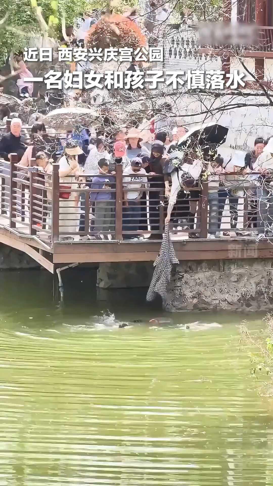 为急中生智点赞！女子一件外套拽回两条命
 一件外套，两条性命，西安女子临危施救的