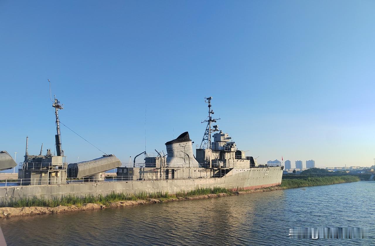 八一建军节｜乳山登103长春舰，致敬新中国海军“四大金刚”⚓
 
八一建军节，来