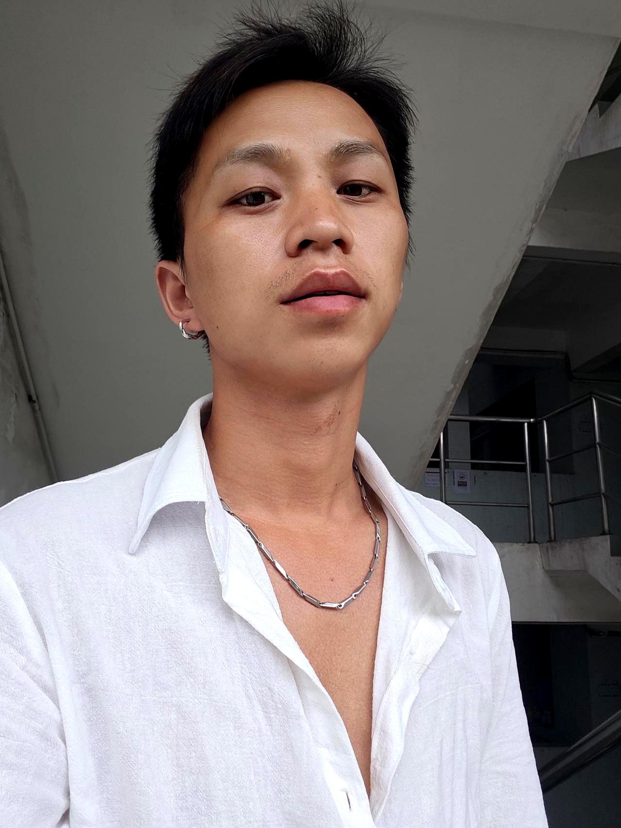 昨晚刷到广西来的三公子，聊着聊着就觉得这人挺有意思：爱唱歌，也爱把自己拾掇得体面