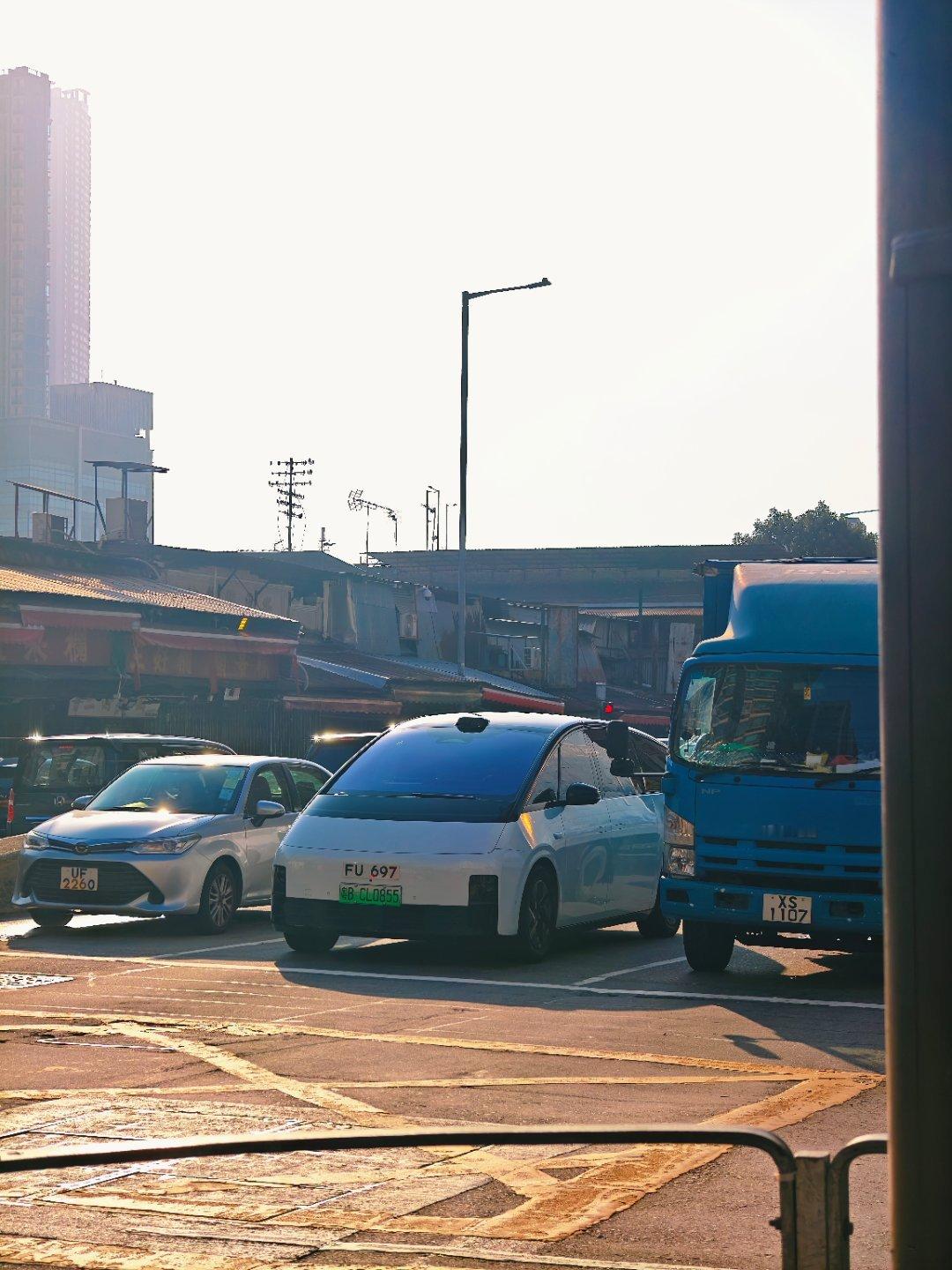 香港看到辆深圳牌理想MEGA，真帅啊