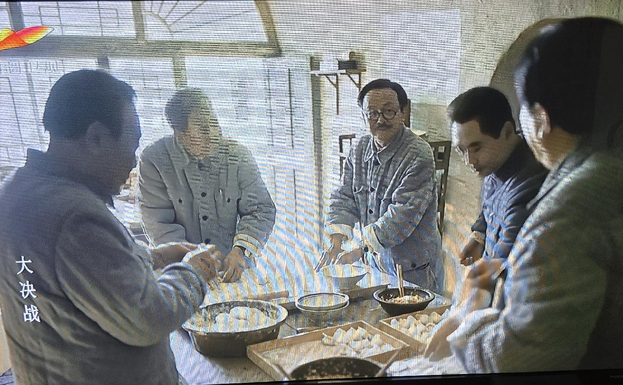 电影《大决战》里，炮兵司令朱瑞领着人到河里打捞大炮及大炮零件，被韩先楚的部队误认