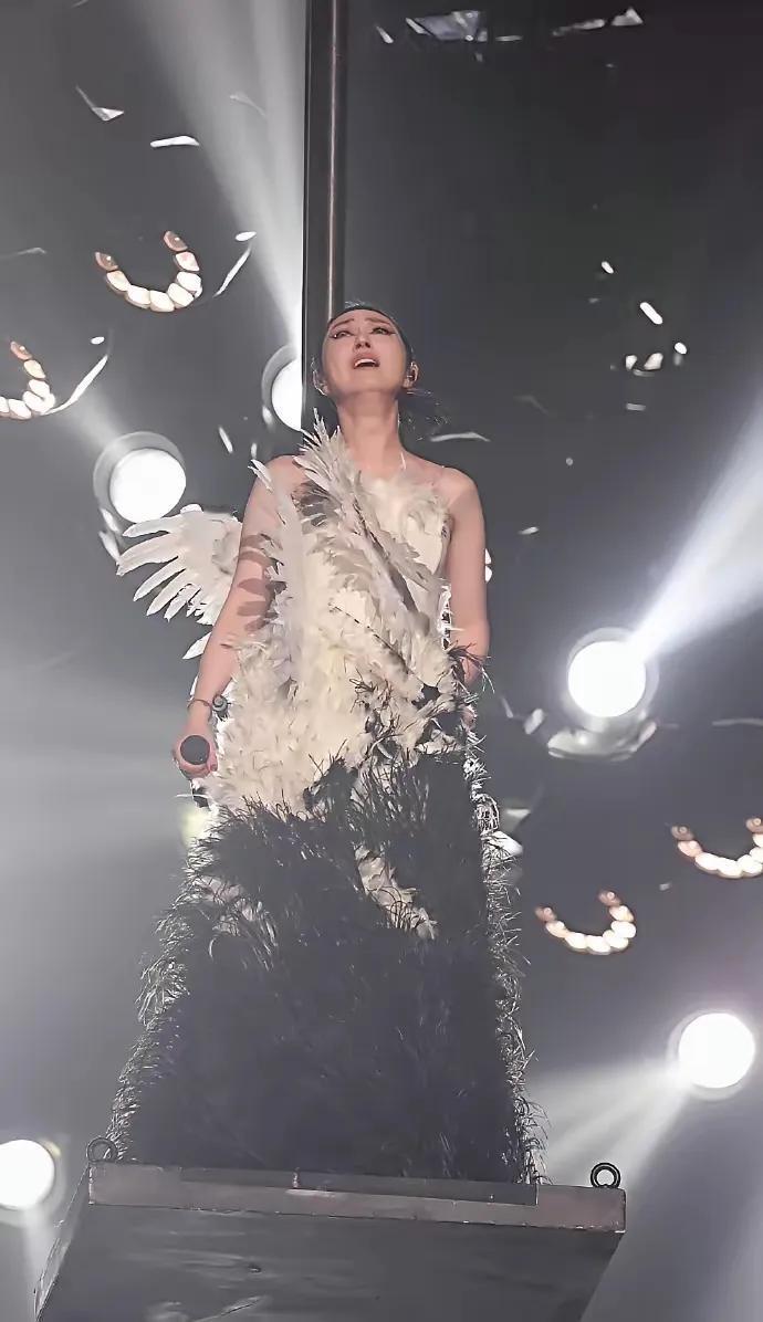 谁还说杨千嬅“骑虎难下”？

这波操作明明是把两难变成了三赢的高情商示范！
 