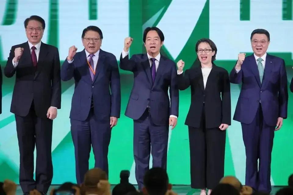 日菲密谋在台湾岛以东划界，直接把黑手伸进中国专属经济区！

更绝的是民进党当局，