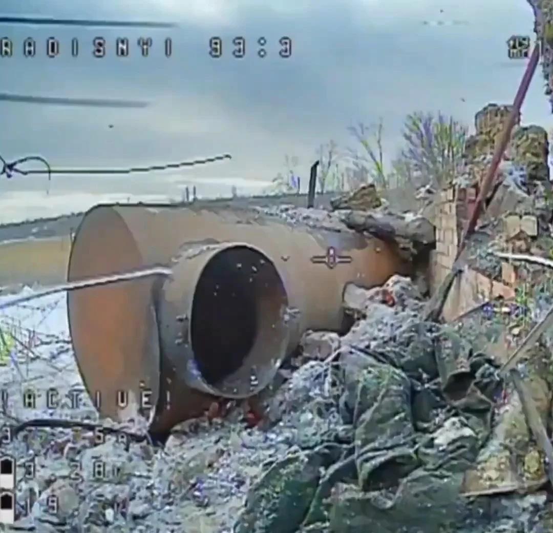 乌克兰冬天非常寒冷，俄军在废弃贮存罐里取暖避寒，乌军决定用FPV无人机送温暖 俄