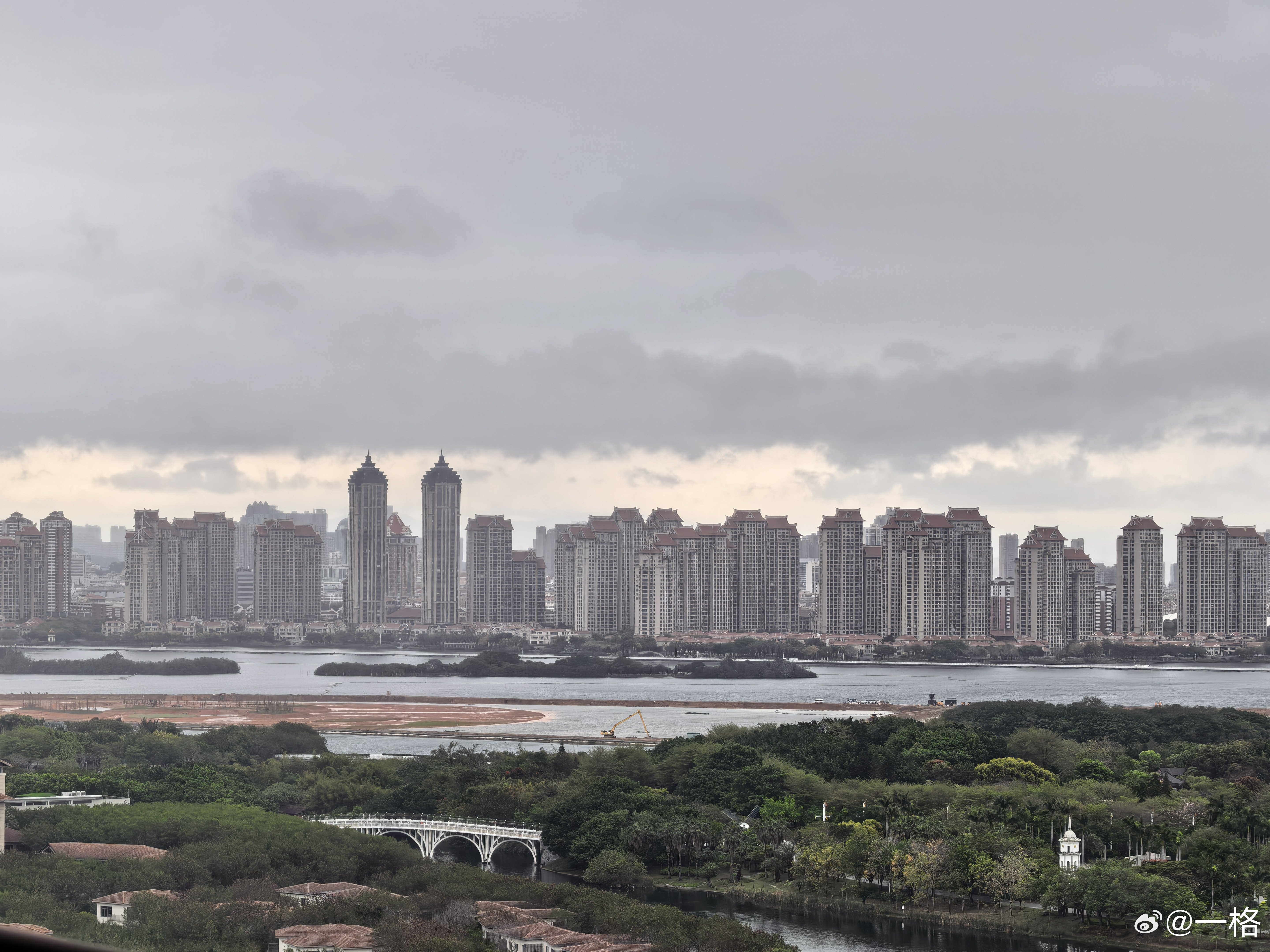 天空灰得像哭过我的除湿机也结束清明假期，开始疯狂输出了！ 