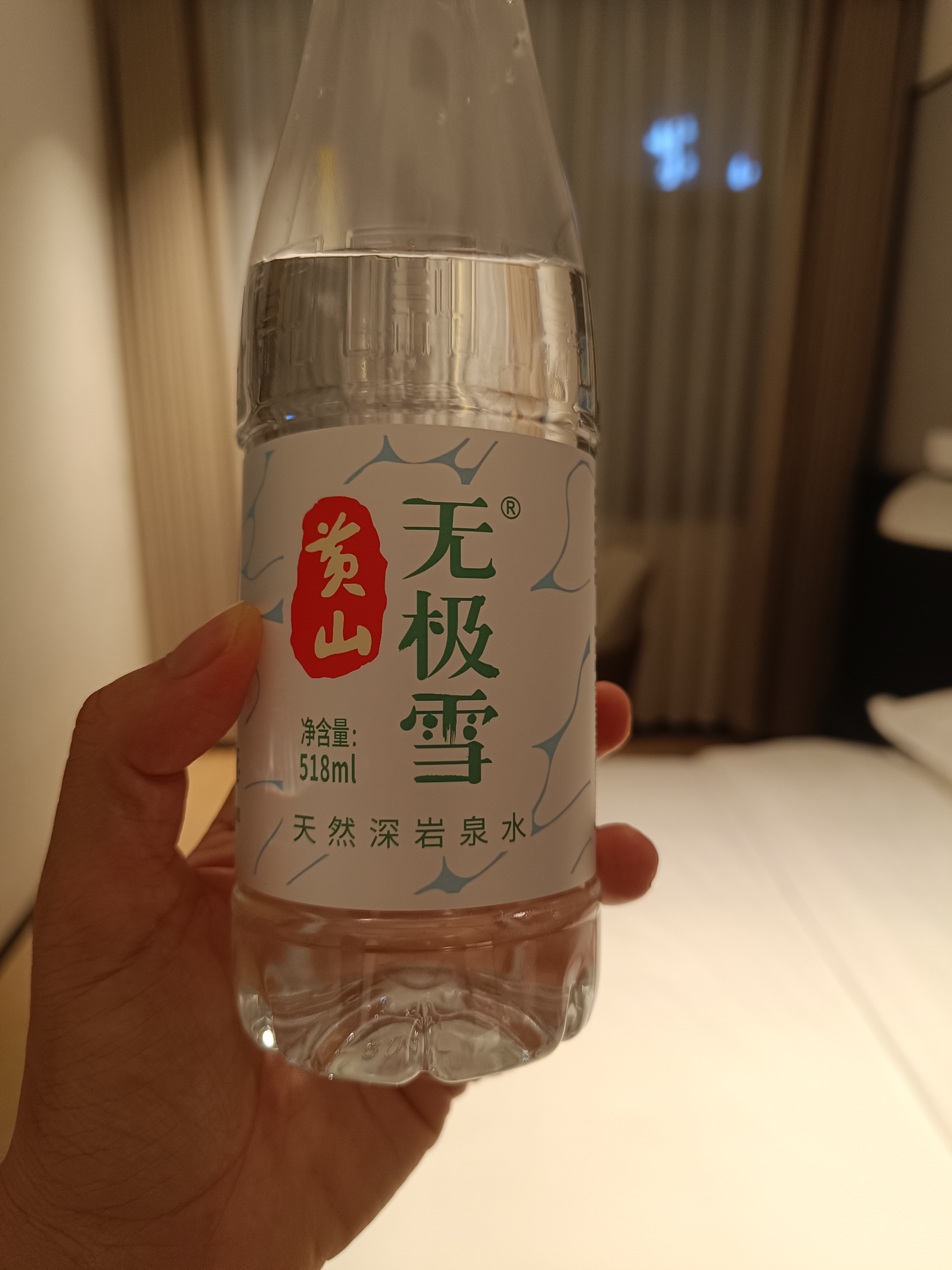 进酒店第一件事：把湿了好几次的衣服脱光。第二件事就是坐下来狐疑：这房间里不会有偷