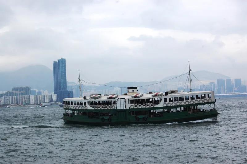 《海滨丽影》
碧海之滨丽影娇，
绿衫半掩雪酥胸。
青丝漫卷情无限，
典雅神韵醉游