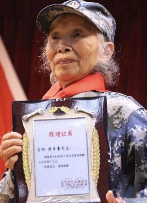 请大家别吝啬，为女英雄点10000个赞！她就是中国首位女空降兵马旭！她1933年