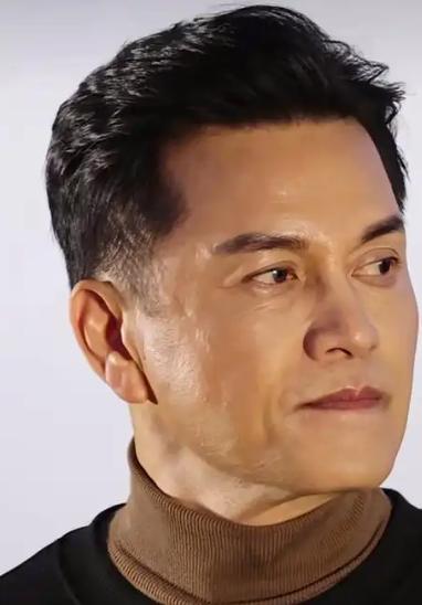 1996年，吕良伟正准备迎娶邝美云，本以为得先和周海媚办个离婚，谁知他去办手续时