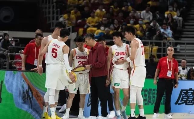 荡气回肠！中国男篮客场掀翻日本，25:9一波流打脸黑哨
 
客场对阵日本，中国男