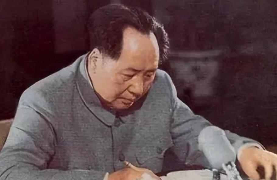 1951年，开国上将陈锡联兴冲冲地去请毛主席给炮校题词，可谁也没想到，主席拿起笔