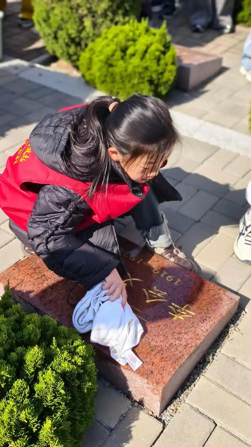 太暖心了！山东聊城，10岁女孩因错过学校组织的祭扫活动，执意和家人前往烈士陵园，