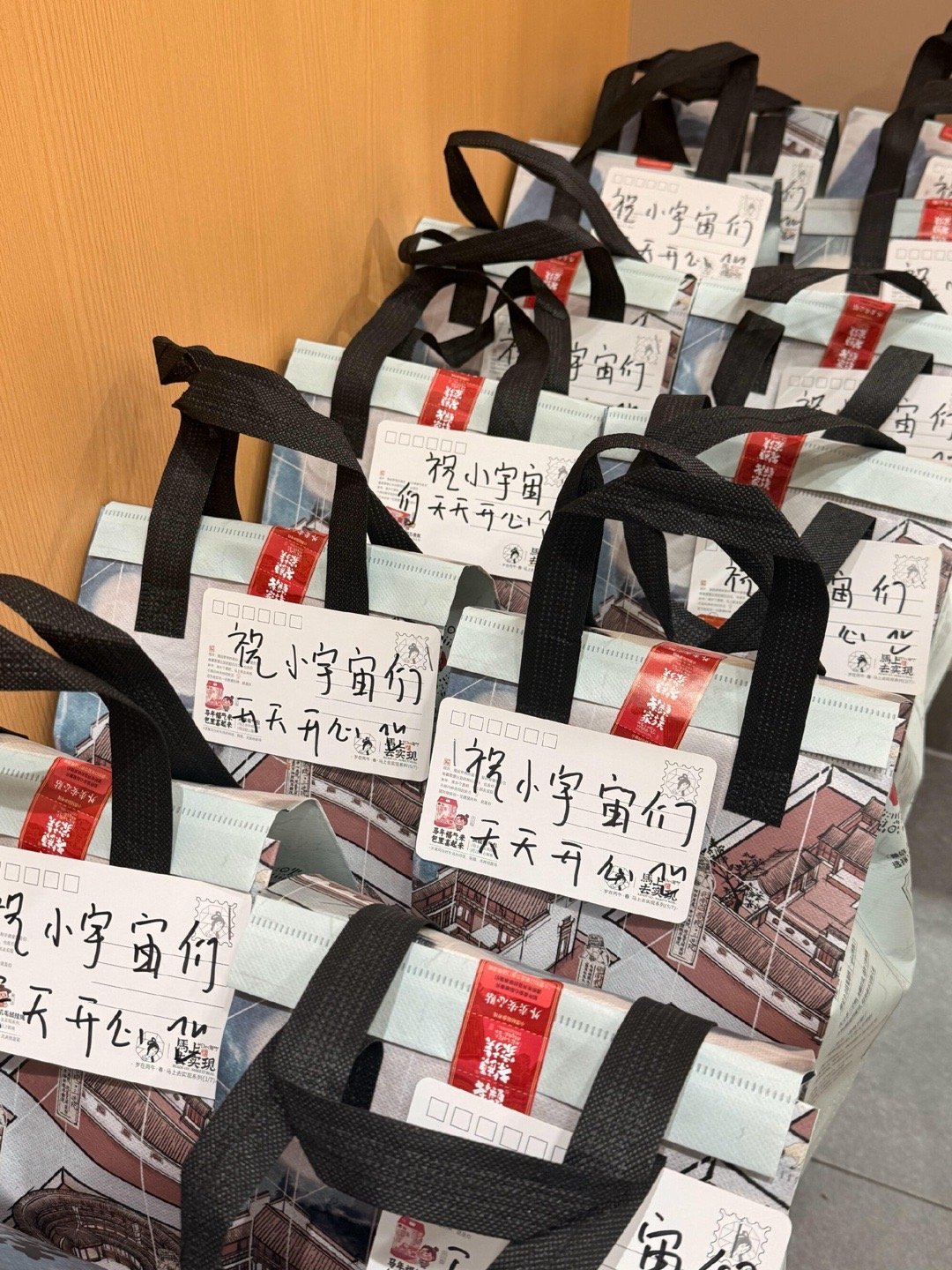 陈飞宇逆应援粉丝麦当劳，苹果汁，茶颜悦色，保温杯，酸奶，暖宝宝贴，我的心里委员在