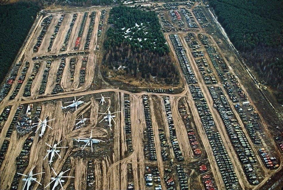 1993年，参与切尔诺贝利核事故清理工作的受辐射污染的车辆和设备。
一张1993