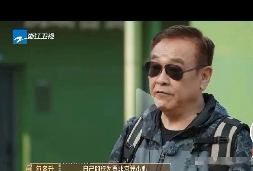 这就是资本打造明星的后果来了，尔冬升在《无限超越班》里问学员：没住宿舍的站出来！