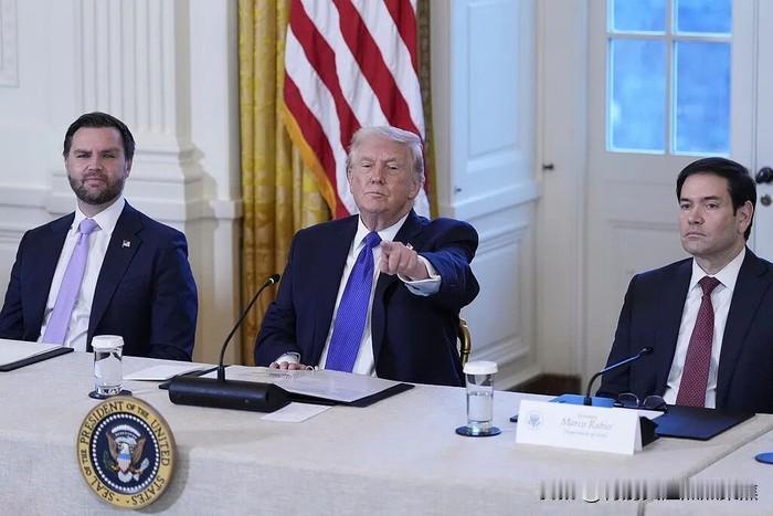 特朗普表示他支持副总统万斯和国务卿鲁比奥搭档参选2028年美国总统选举。
特朗普