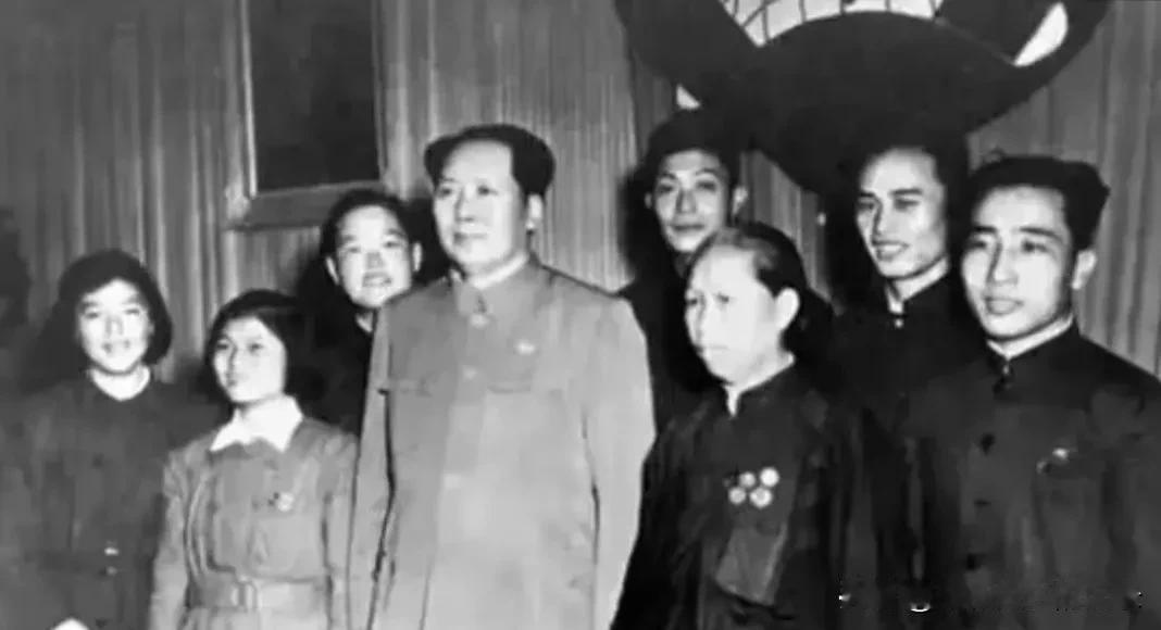1950年北京，毛主席身边女英雄李秀真、护厂功臣赵桂兰、纺织女工龚金妹、劳模李凤