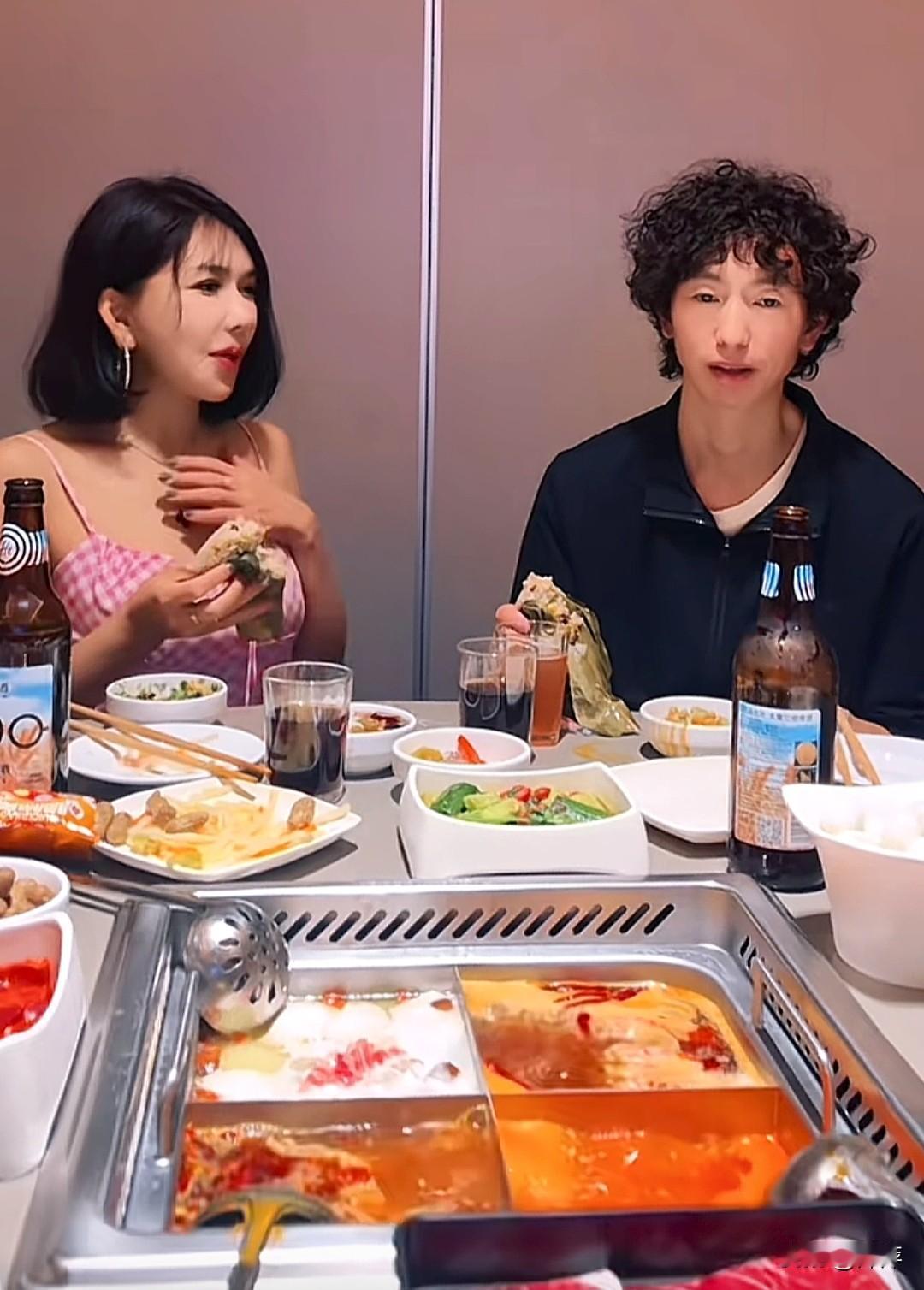庞麦郎和龚玥菲在次相聚吃火锅。