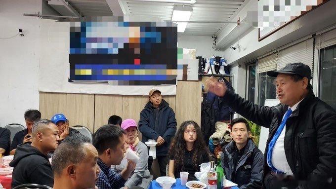 反贼在美国开会，看看这些人的面相，再看看他们吃的饭菜，你就知道这群人为什么恨中国