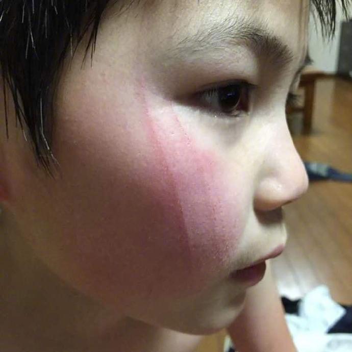 小主人撸猫被挠了一次以后...