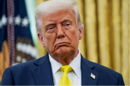 最后通牒！北京直接掐断了特朗普4月的登机口。200亿美元的对台军售，就是美国自掘