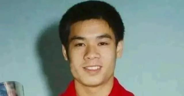 1993年，体操王子李宁娶了师姐陈永妍，婚后6年一直都没有孩子，陈永妍埋怨：“都