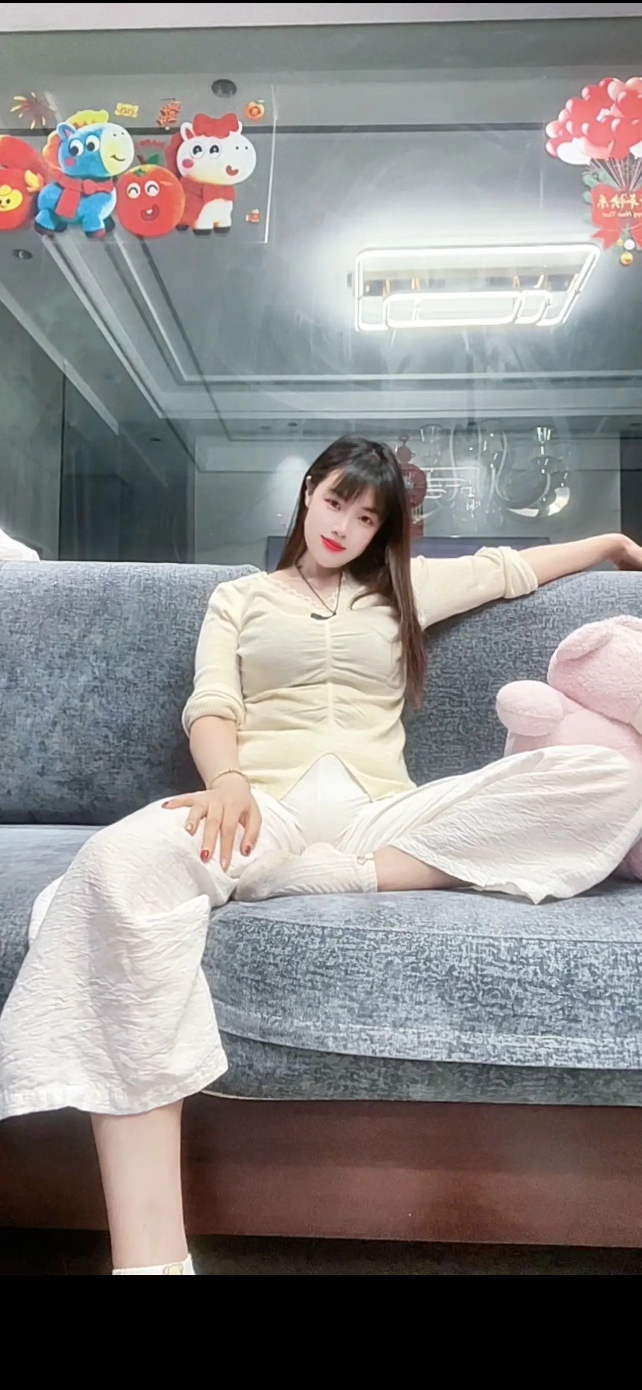 成年后才知道，这个世界，讲金钱、讲关系、讲利益，讲权衡利弊。唯独就是从...