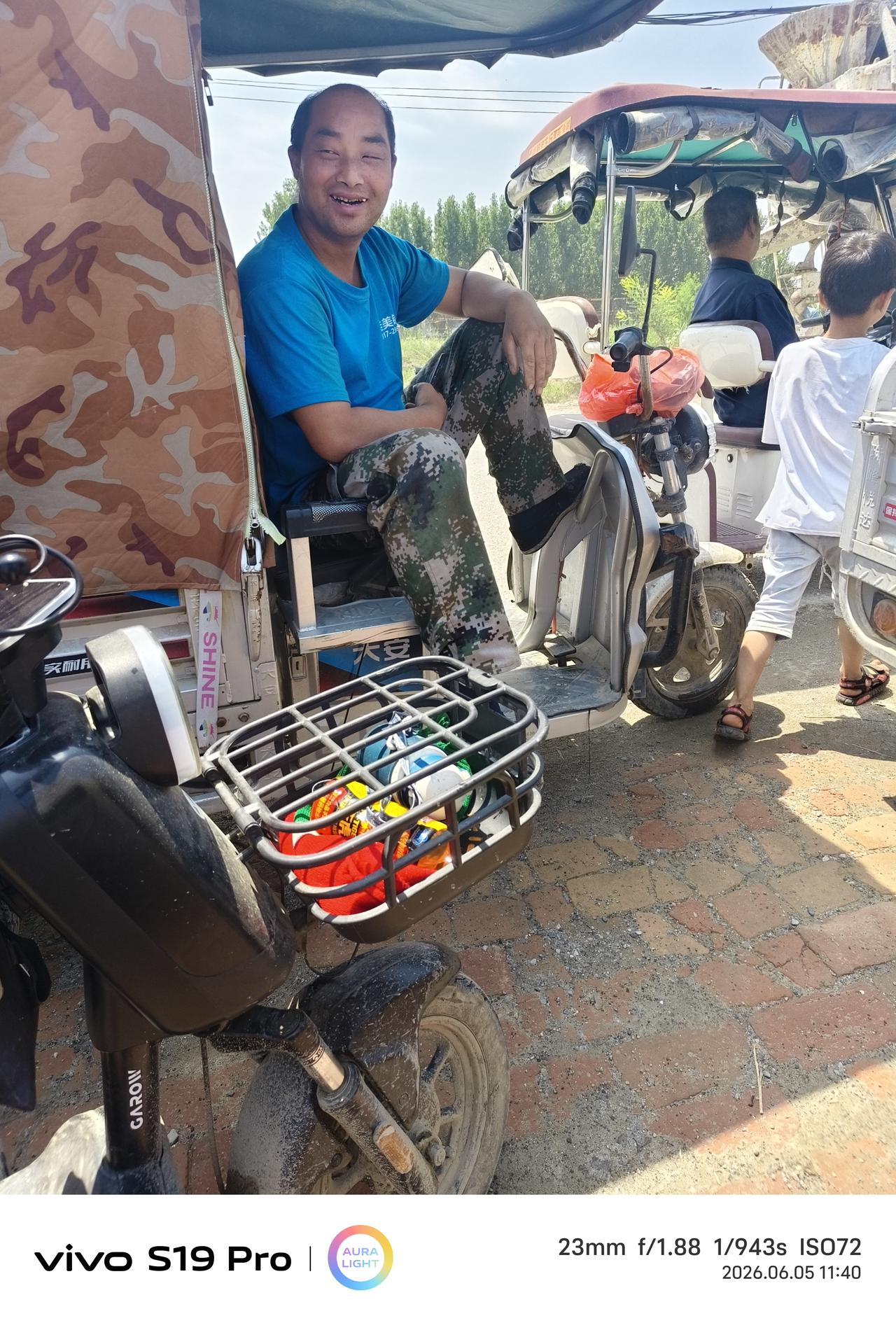 三蛋今天喜滋滋的……中午我去学校接大孙女放学，瞧他那喜滋滋、乐呵呵的模样，咋啦，