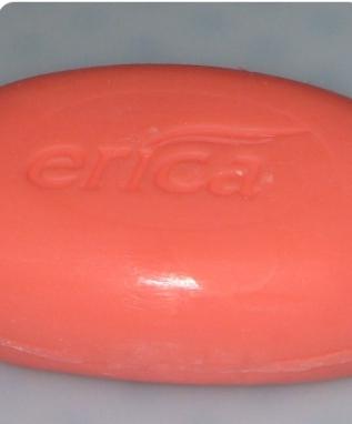 肥皂
肥皂，又称香皂，是我们日常生活中不可或缺的清洁用品，主要以固体块状出现，具