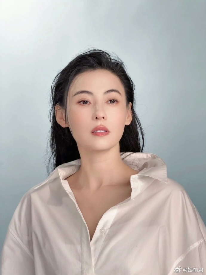 张柏芝清透感 谁能不被张柏芝的清透感打动，白衬衫干净清爽，微湿的发丝慵懒随性。每