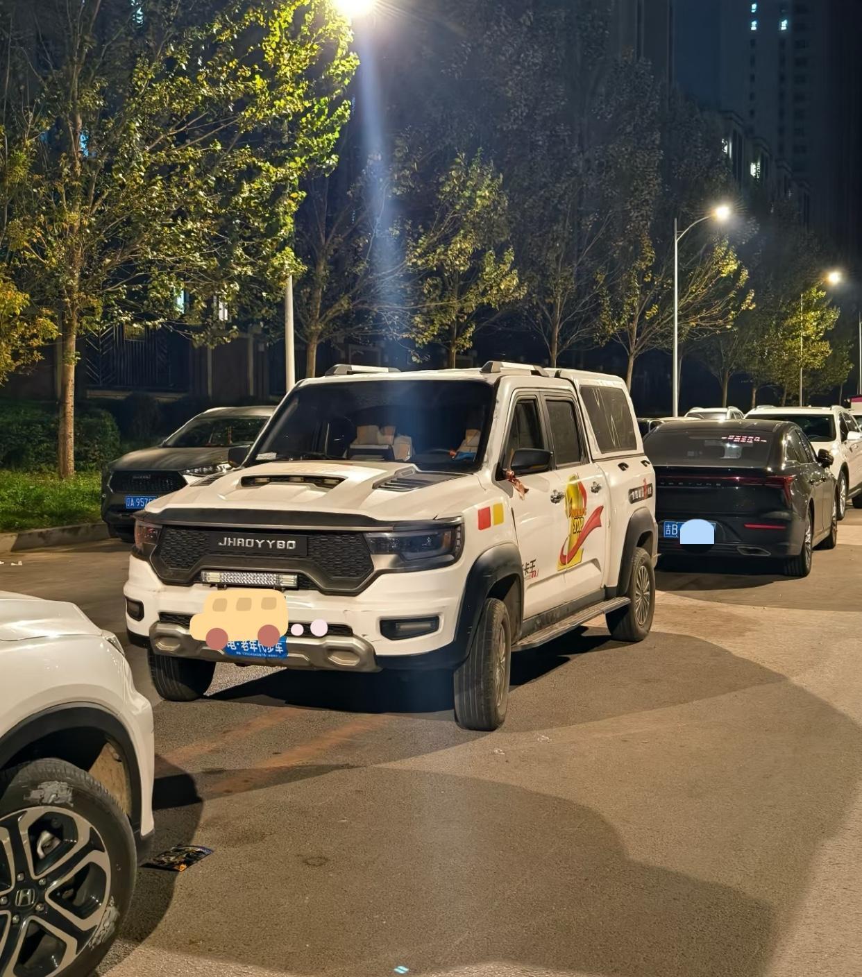 老年代步车，比普通汽车还大一块儿，快赶上路虎了吧？什么地方这种汽车可以上路？