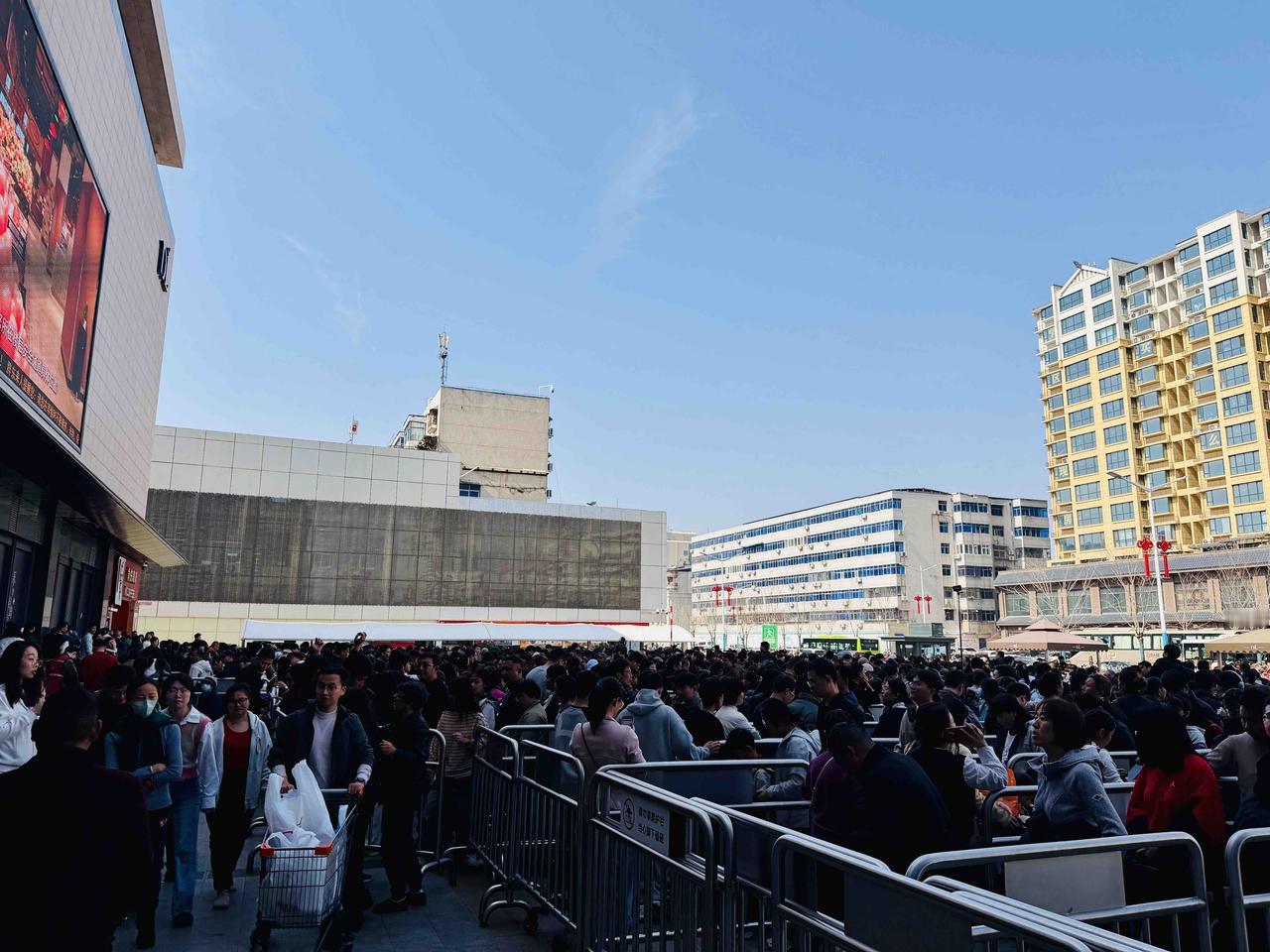 毫不夸张，今天胖东来感觉有一亿人