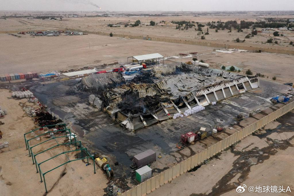 航拍图像显示，美国哈利伯顿公司在伊拉克巴士拉的办公室和仓库被伊朗无人机袭击完全摧