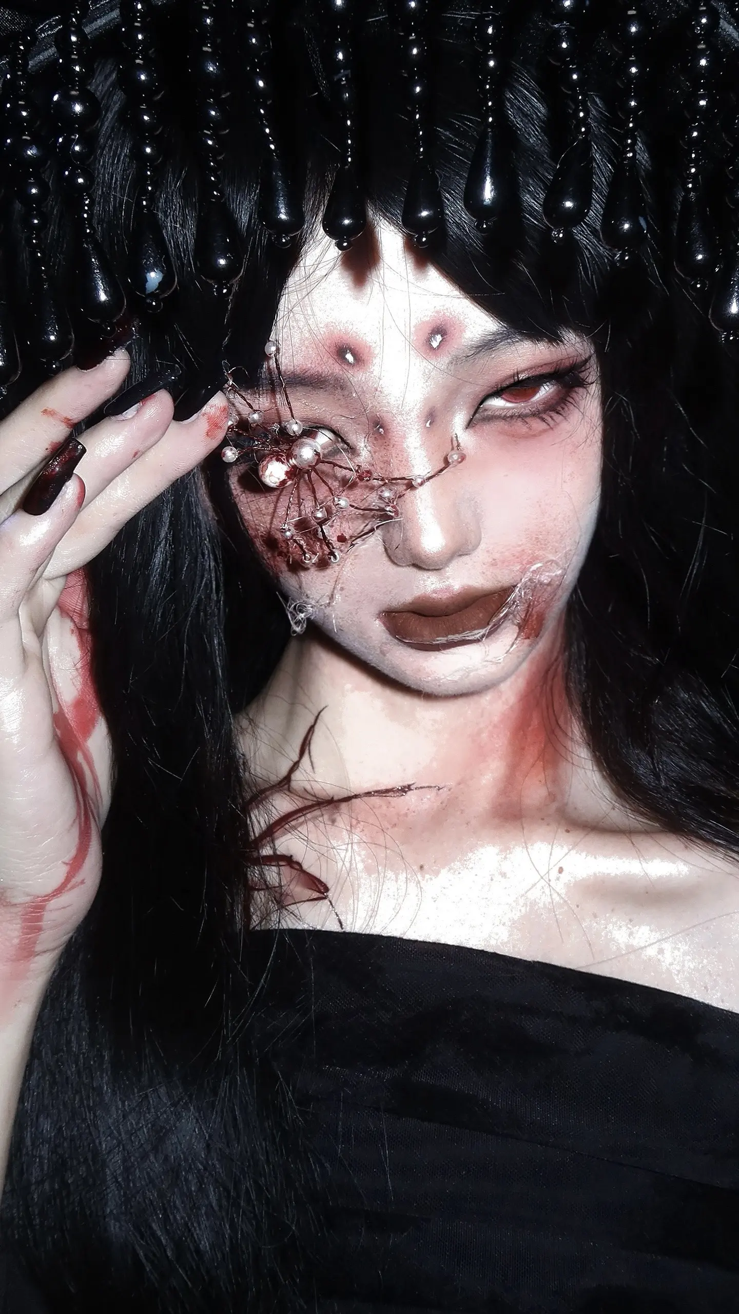 🕷️在黑暗中织网。