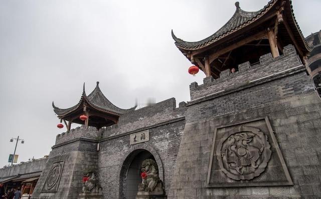 很多人拍古建筑时都会遇到一个问题：明明眼前是一座很有年代感的建筑，拍出来却像普通