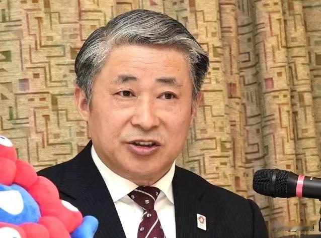 中国驻大阪总领事薛剑社交平台账号遭遇日本网民集中围攻。
事件的起因是，日本首相高