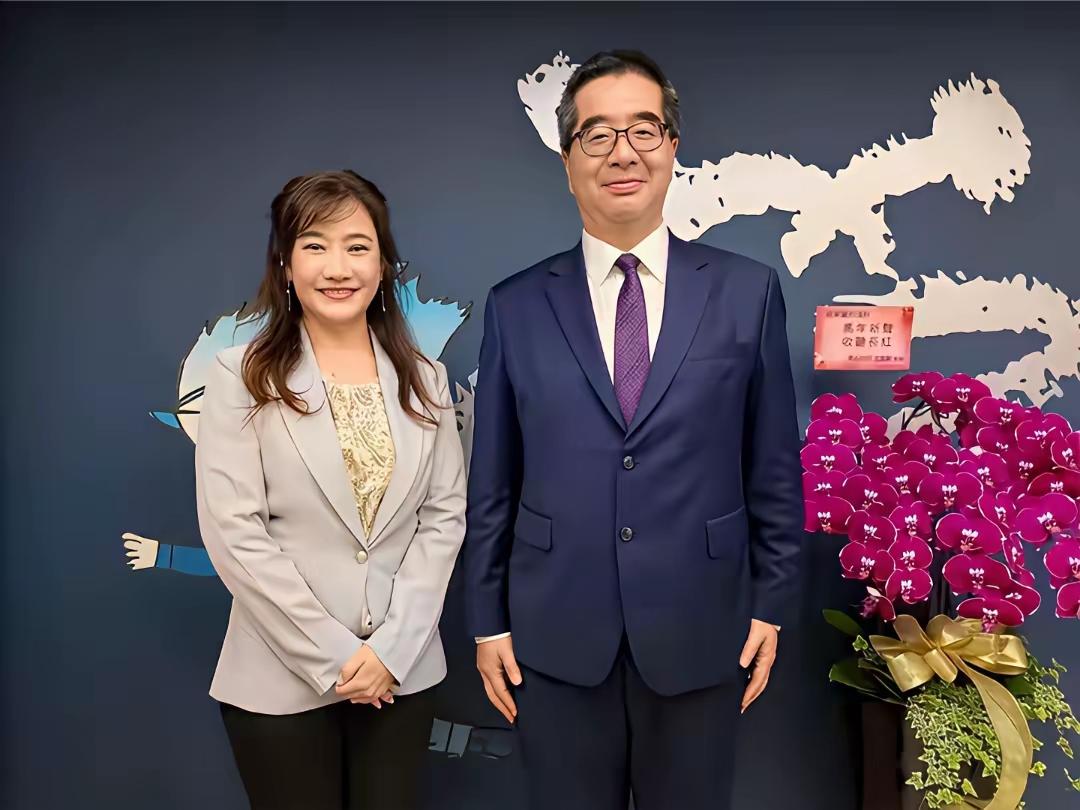 萧旭岑从马英九基金会辞职的事情再起争议，起因是郑丽文在上一个节目的时候爆料，称萧